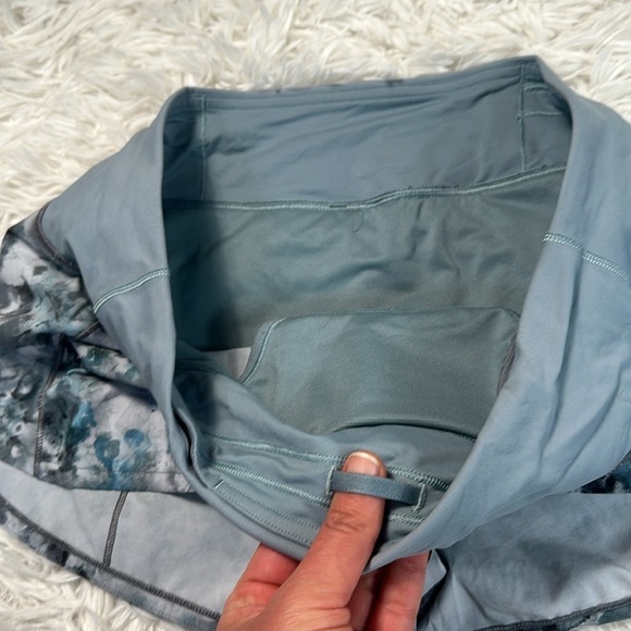 Lululemon Speed Up Low-Rise Short 2.5" Kaleidofloral Multi / Blue Cast - Picture 2 of 6